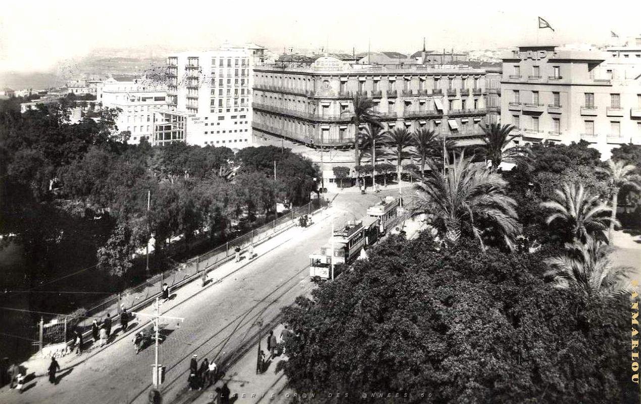 PA c- 004- Place d'Armes- trams et autobus.jpg